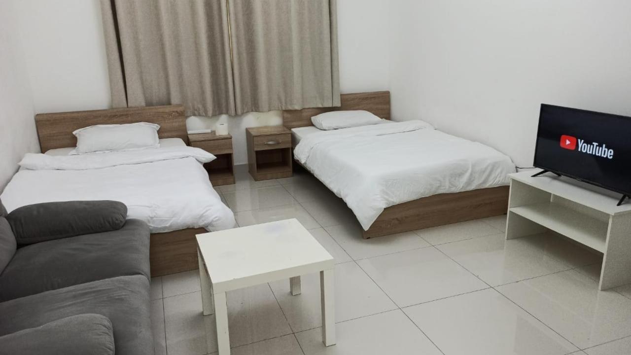 Cozy And Small Partitions For Men Guests In Apartamento