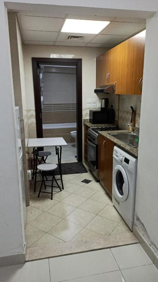 Cozy And Small Partitions For Men Guests In Apartamento Dubai