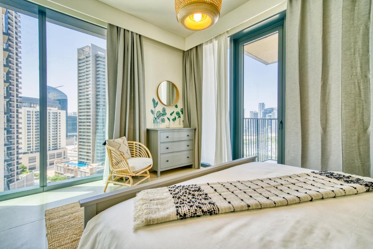 Incredible Views From Classy With Terrace Apartemen