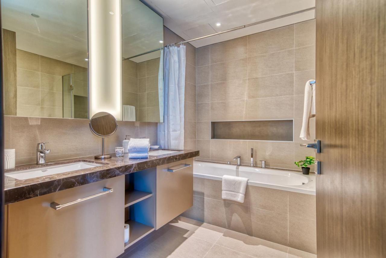 Incredible Views From Classy With Terrace Apartemen *