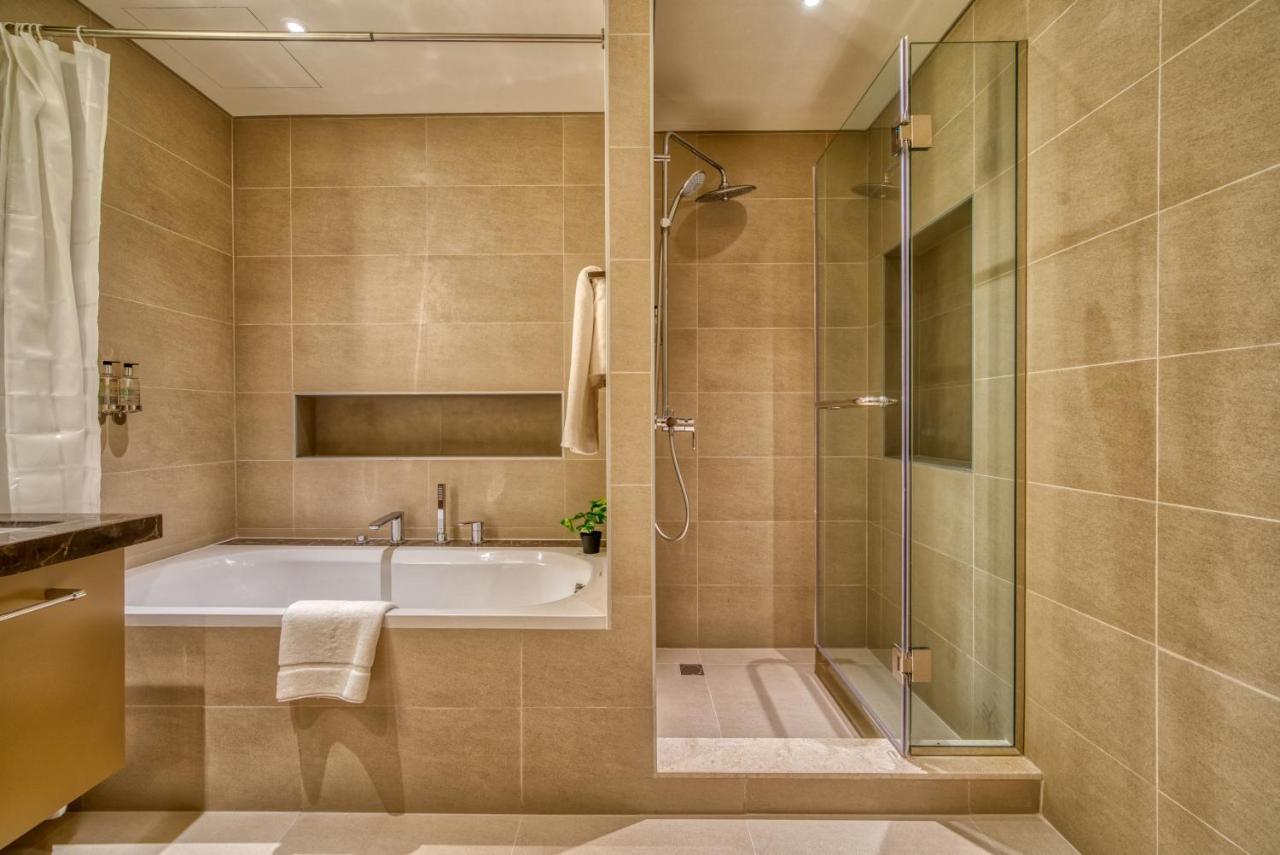 Incredible Views From Classy With Terrace Apartemen Dubai