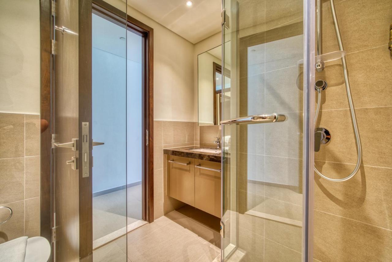 Incredible Views From Classy With Terrace Apartemen *
