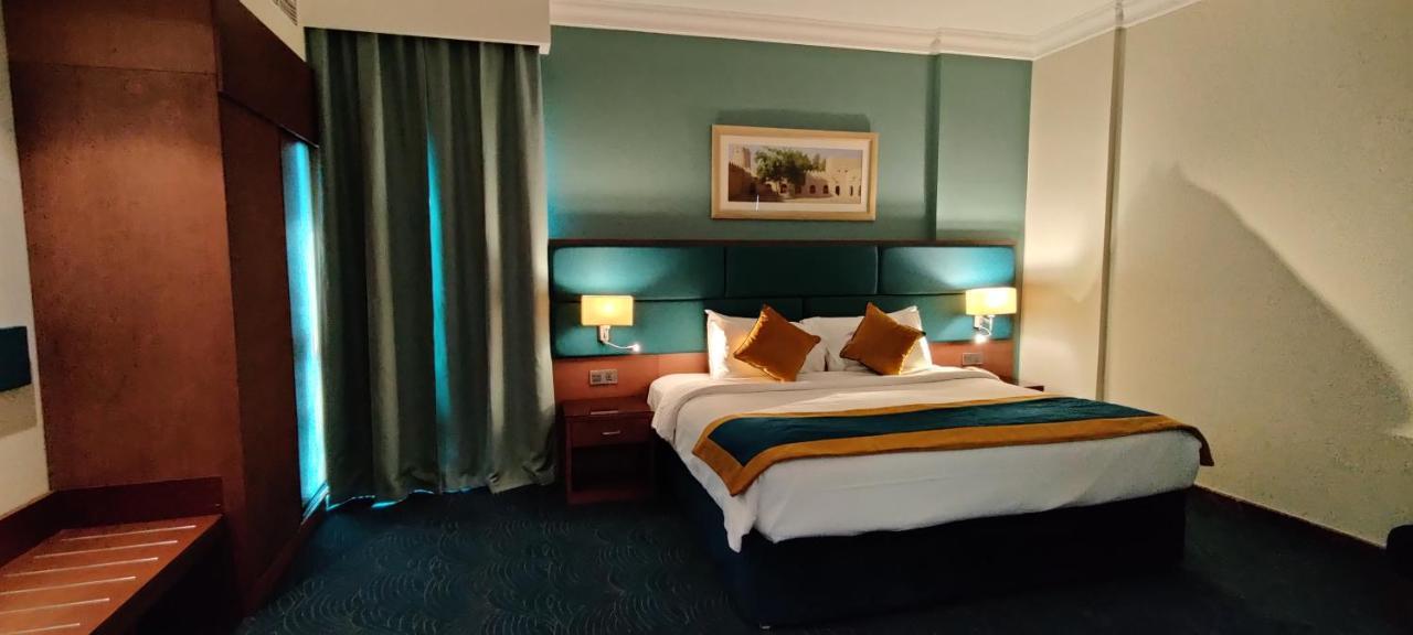 Hotel Seasons