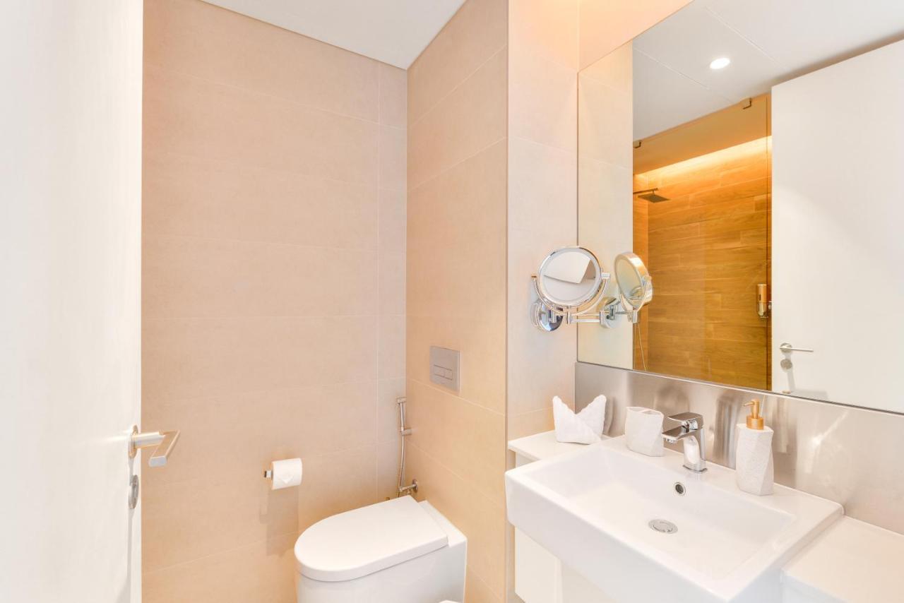 Contemporary And Spacious 2 Bedroom In Bluewaters Island Apartemen *