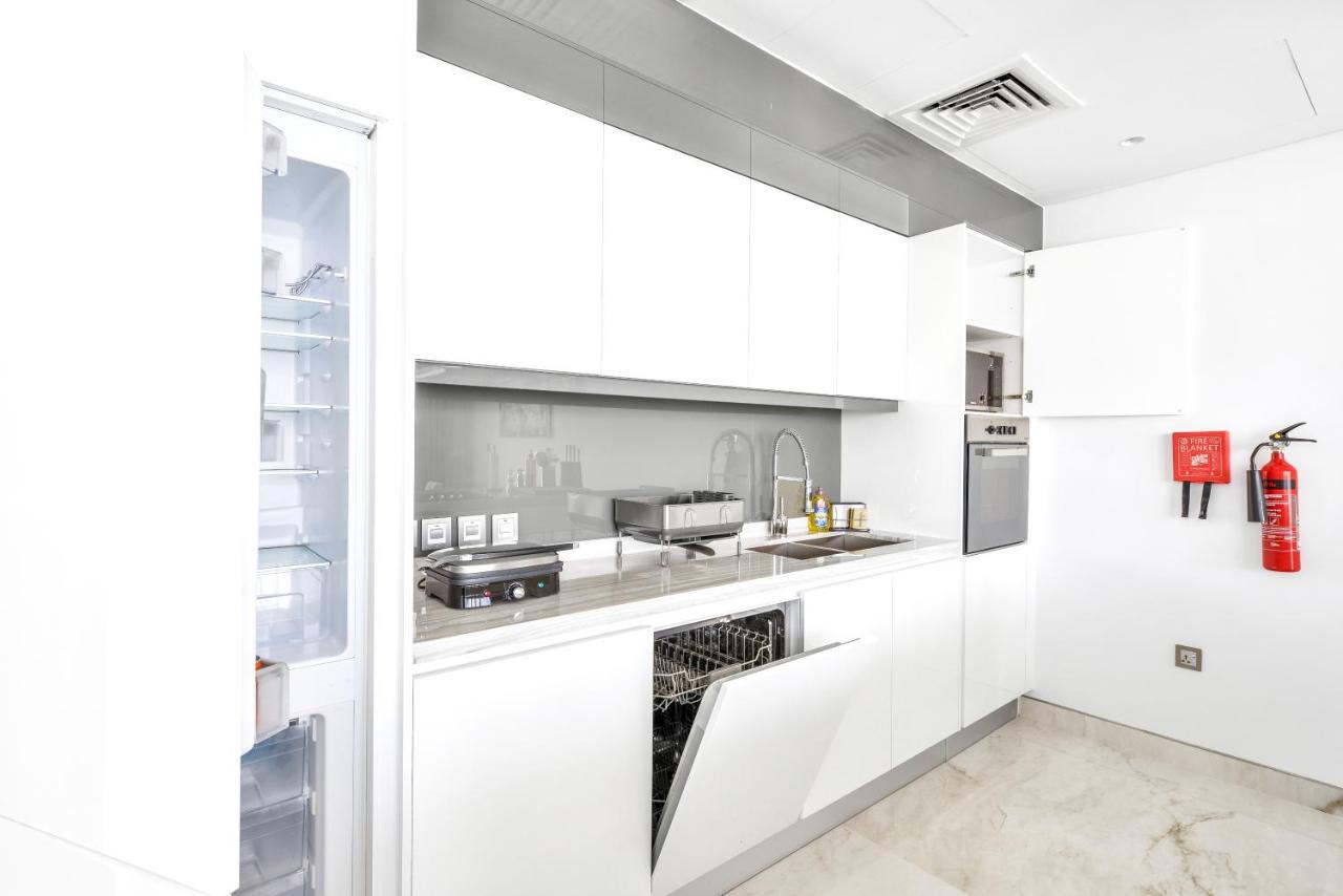 Contemporary And Spacious 2 Bedroom In Bluewaters Island Apartemen *