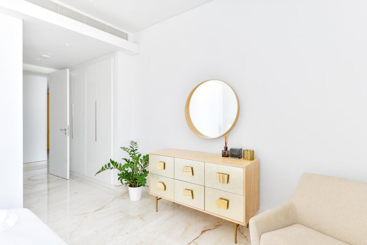 Contemporary And Spacious 2 Bedroom In Bluewaters Island Apartemen *