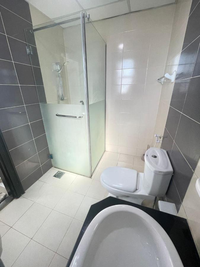 Habitación en casa particular Luxury With Marina View Close To Jbr And Metro With Shared Kitchen *