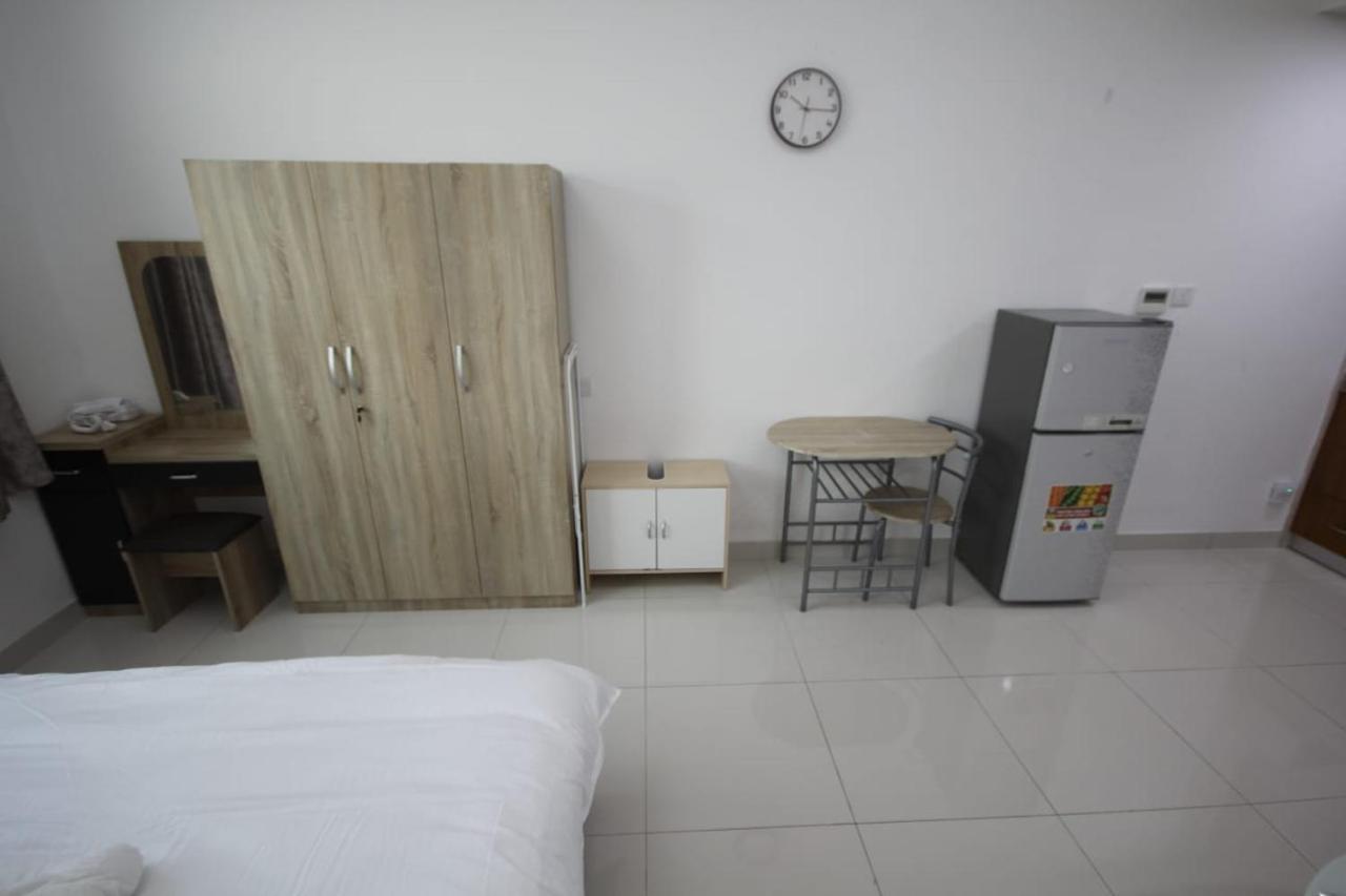 Apartamento Cozy And Small Partitions For Men Guests In *
