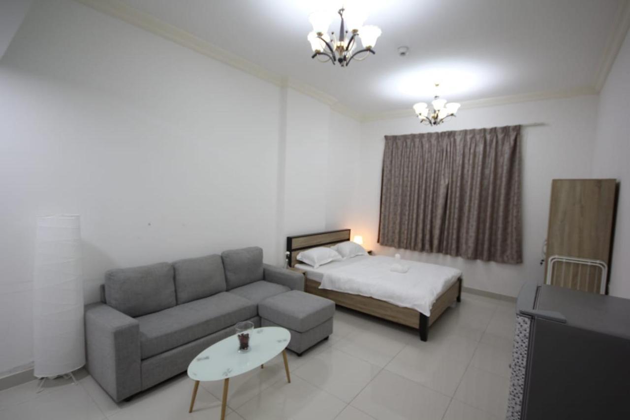 Cozy And Small Partitions For Men Guests In Apartamento