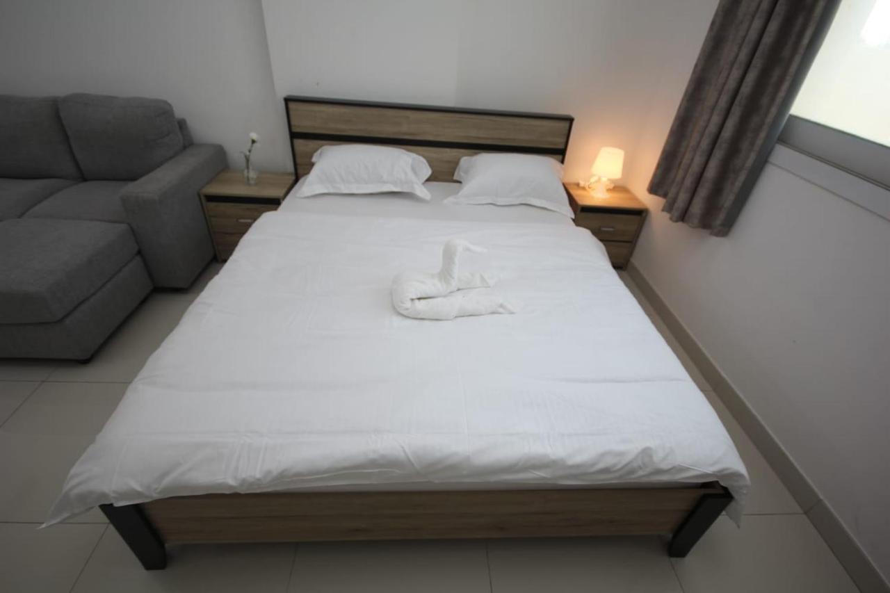 Apartamento Cozy And Small Partitions For Men Guests In Dubai