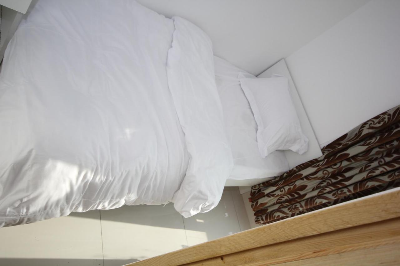 Cozy And Small Partitions For Men Guests In Apartamento