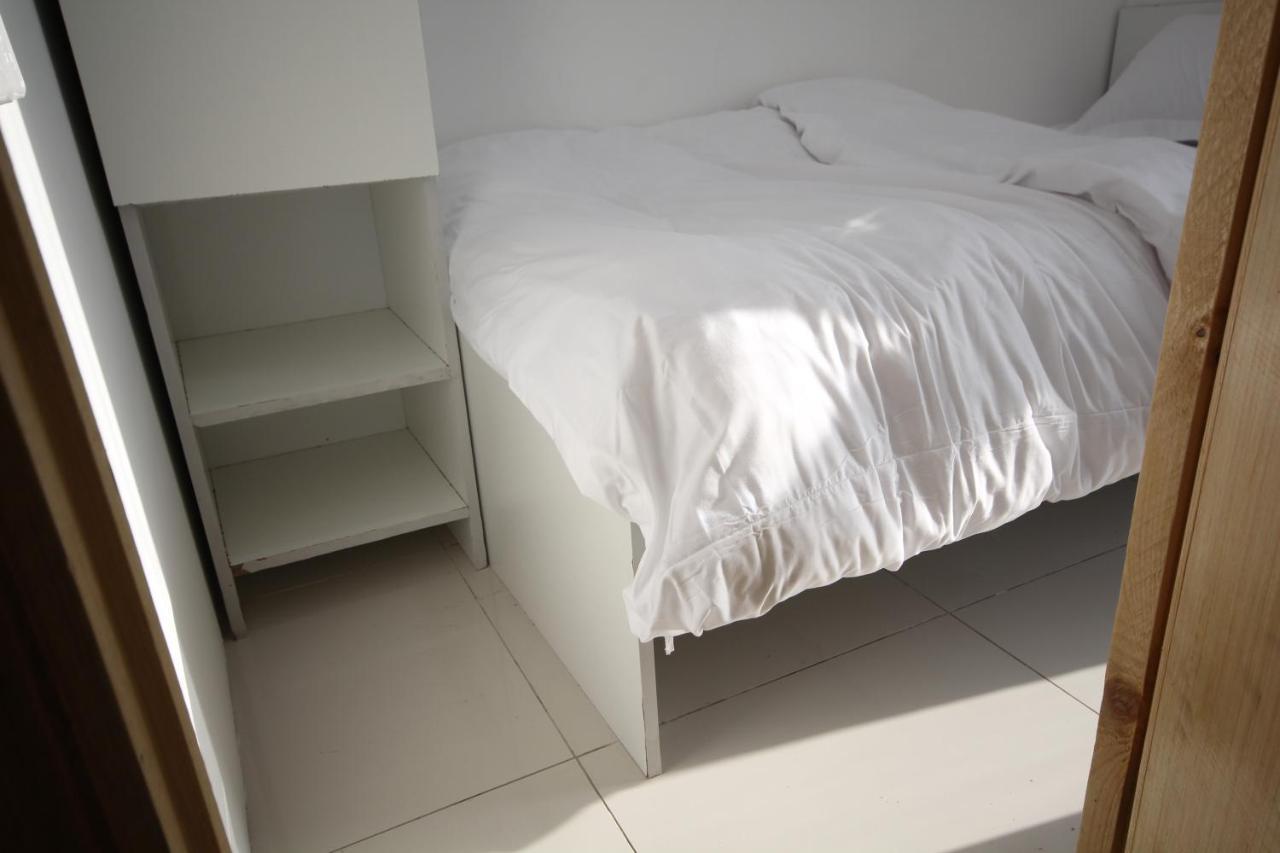 Cozy And Small Partitions For Men Guests In Apartamento *