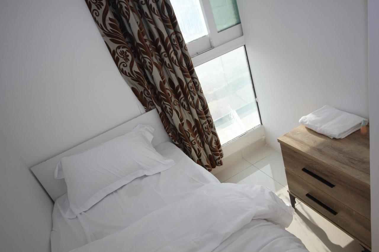 Cozy And Small Partitions For Men Guests In Apartamento Dubai
