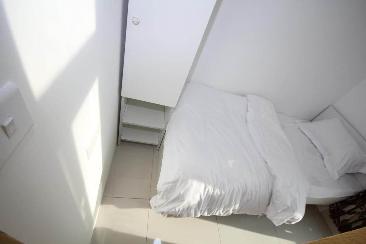 Cozy And Small Partitions For Men Guests In Apartamento