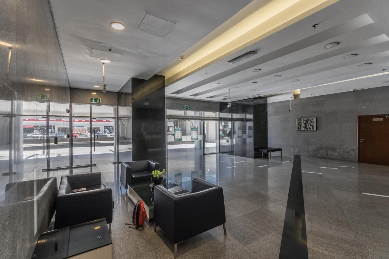 Higuests - Spacious With Views Near Mall Apartment