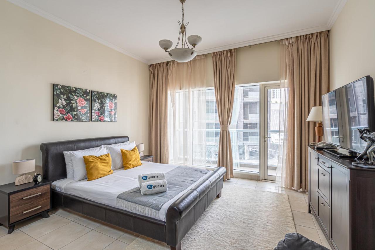 Higuests - Spacious With Views Near Mall Apartment