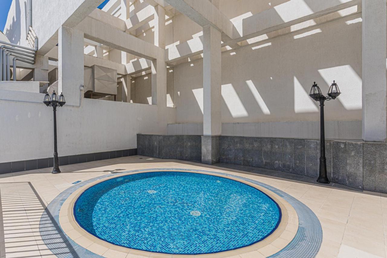 Apartment Higuests - Spacious With Views Near Mall *