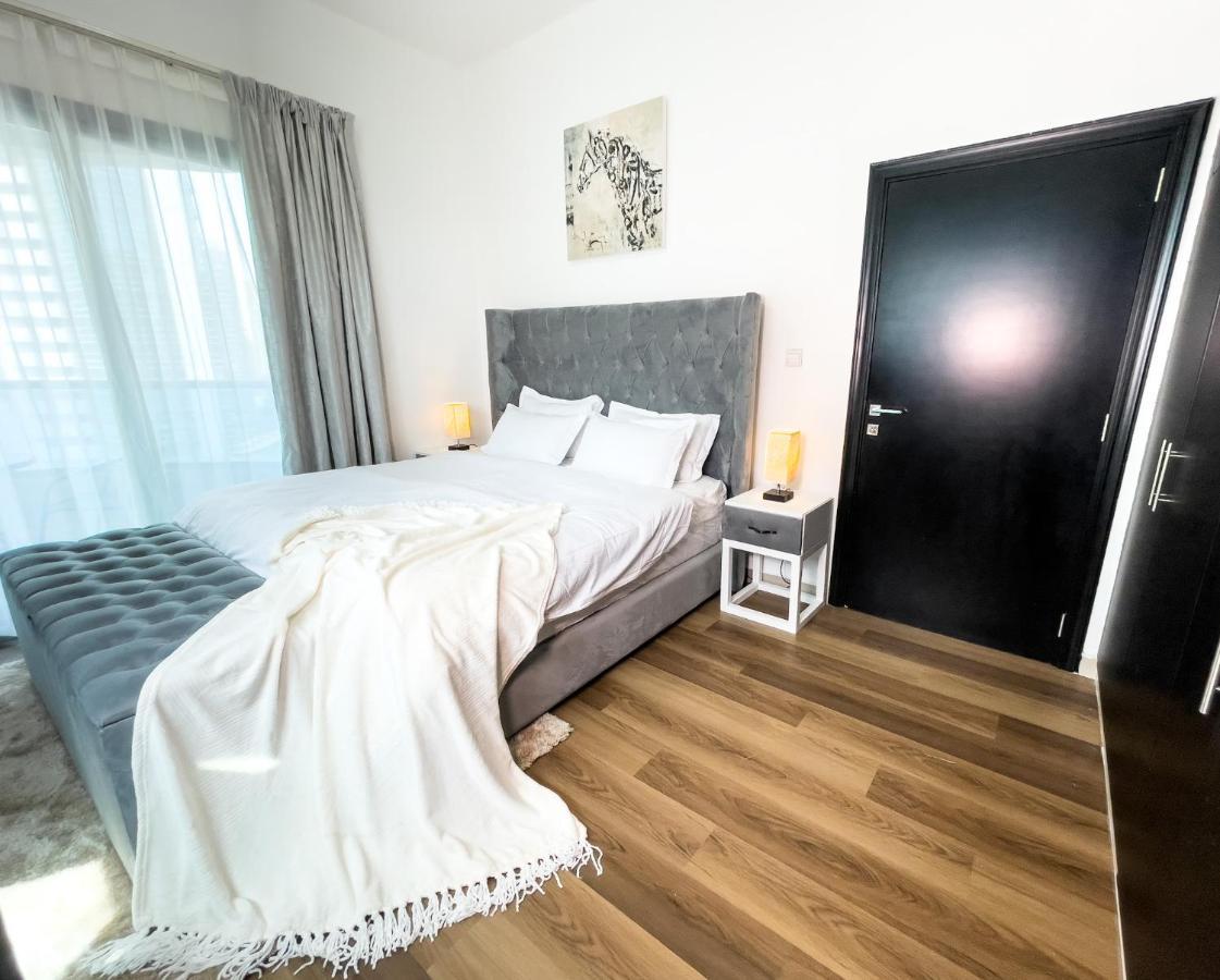 Luxury With Marina View Close To Jbr And Metro With Shared Kitchen Habitación en casa particular
