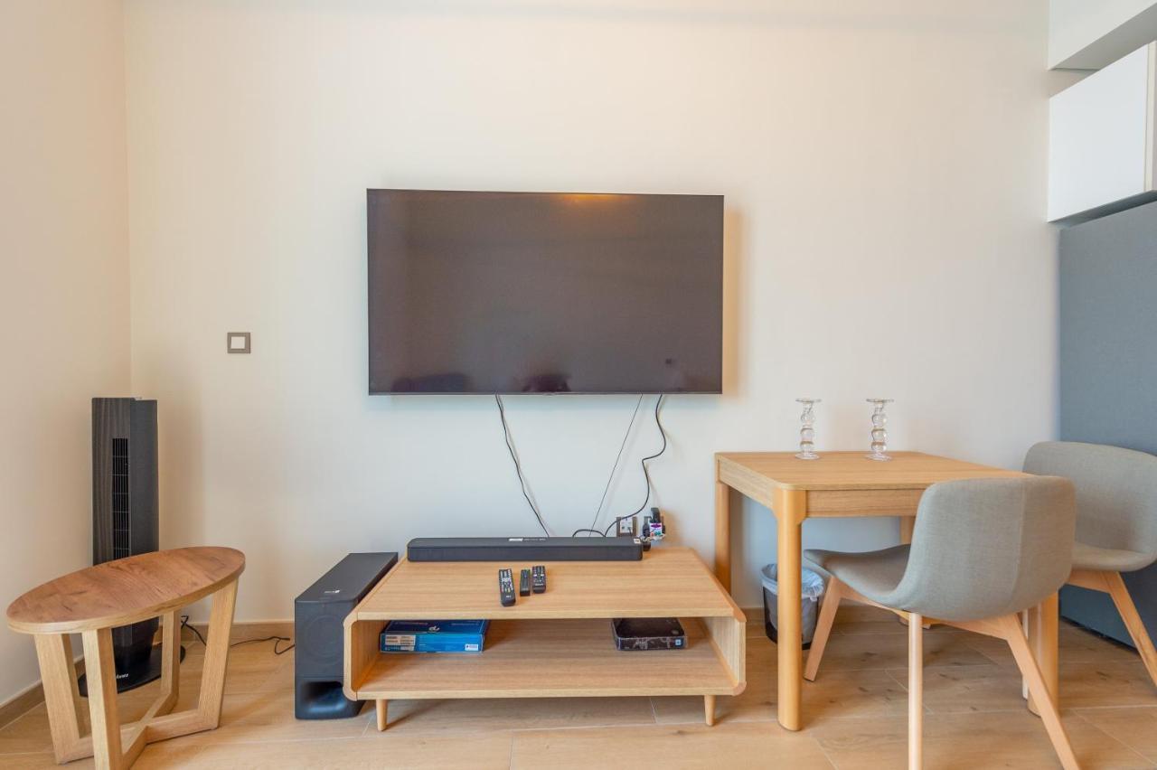 Luxury Escapes - Cozy In Front Of Metro Stn - Access To Gym & Pool - Aura Azizi Appartement *