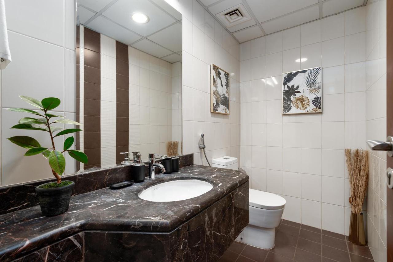 Spacious 2 Beds 5 Min Walk From Mall With Brand New Gym And Rooftop Swimming Pool Apartemen