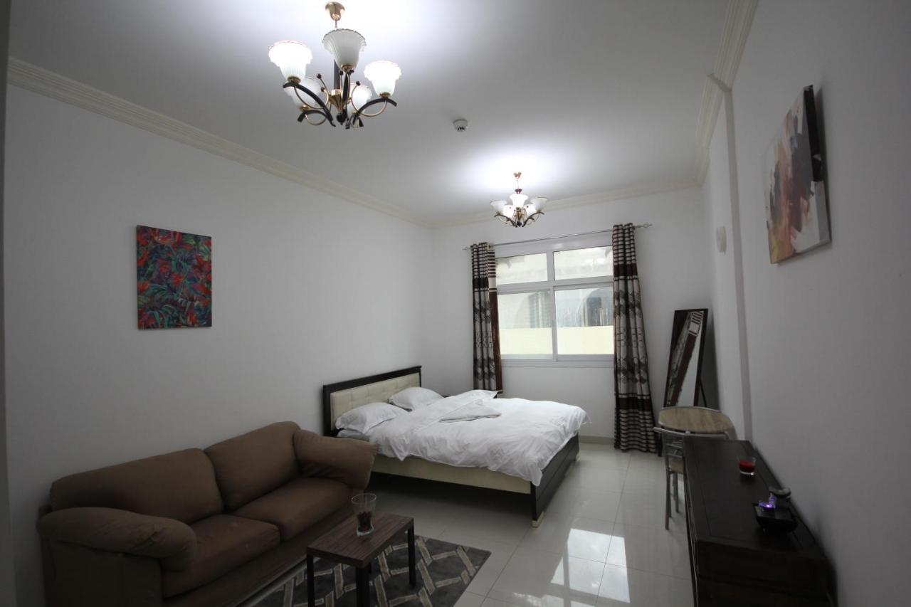 Apartamento Cozy And Small Partitions For Men Guests In Dubai
