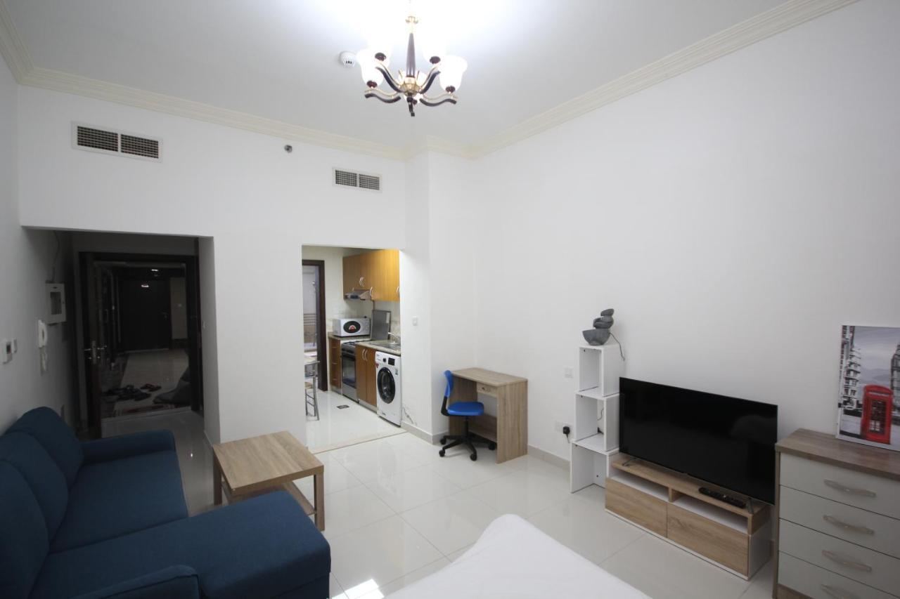 Cozy And Small Partitions For Men Guests In Apartamento Dubai
