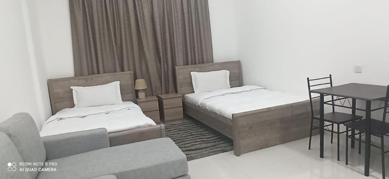 Apartamento Cozy And Small Partitions For Men Guests In *