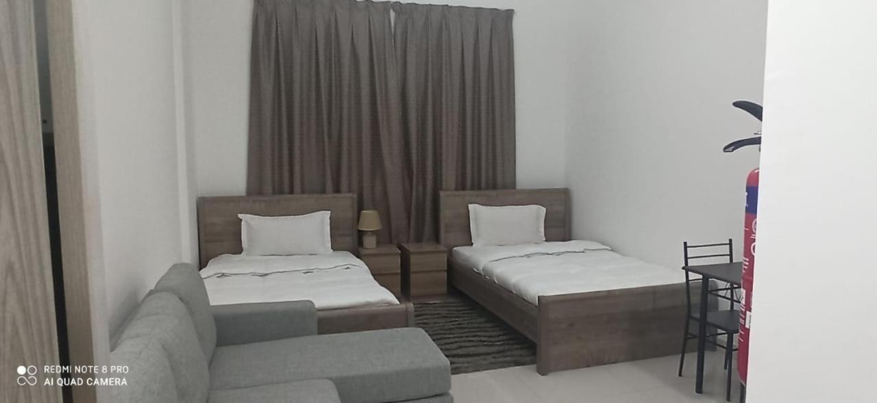 Apartamento Cozy And Small Partitions For Men Guests In