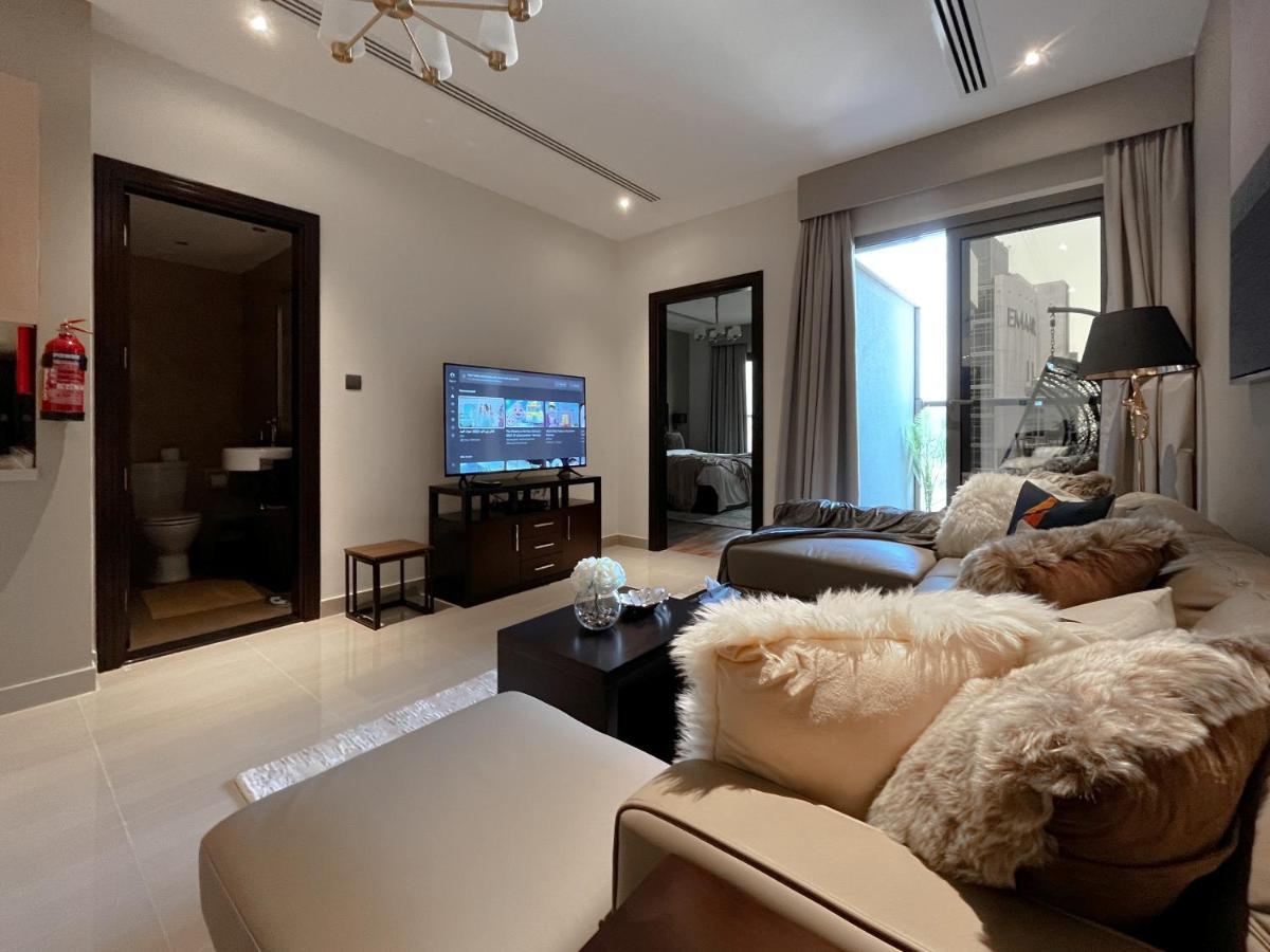 Apartemen Trophy Elite Elegance With Panaromic Burj Khalifa Views Dubai