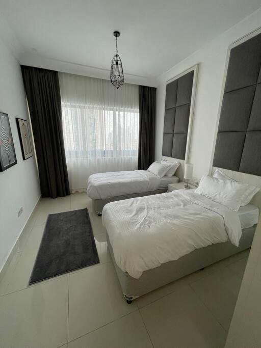 Luxury Living & Fully-furnished 3 Bedroom Next To Mall Apartamento *