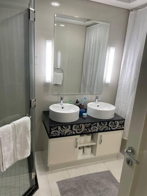 Apartamento Luxury Living & Fully-furnished 3 Bedroom Next To Mall *