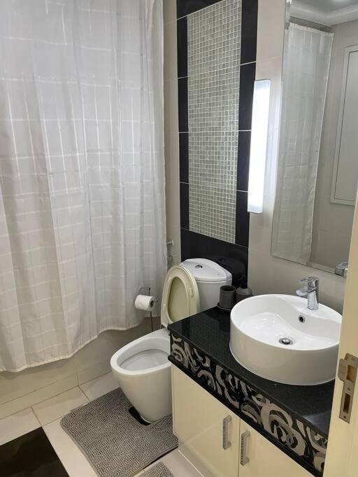 Luxury Living & Fully-furnished 3 Bedroom Next To Mall Apartamento *