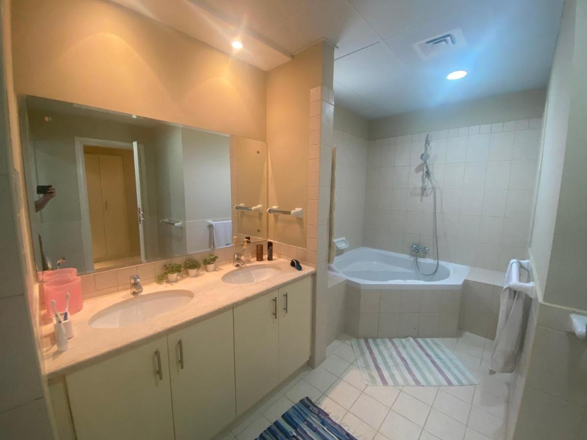 Spacious 4-bedroom Villa, Children Friendly * Dubái