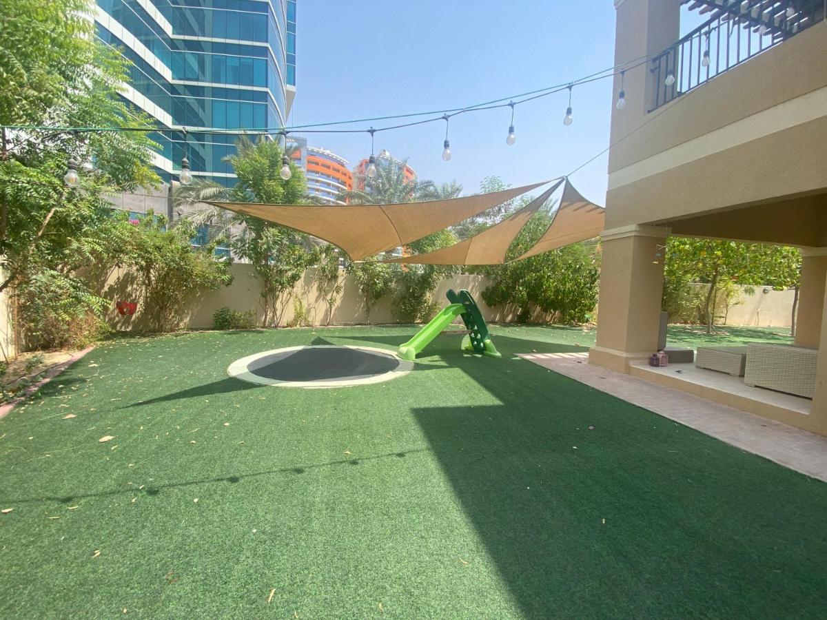 Spacious 4-bedroom Villa, Children Friendly * Dubái