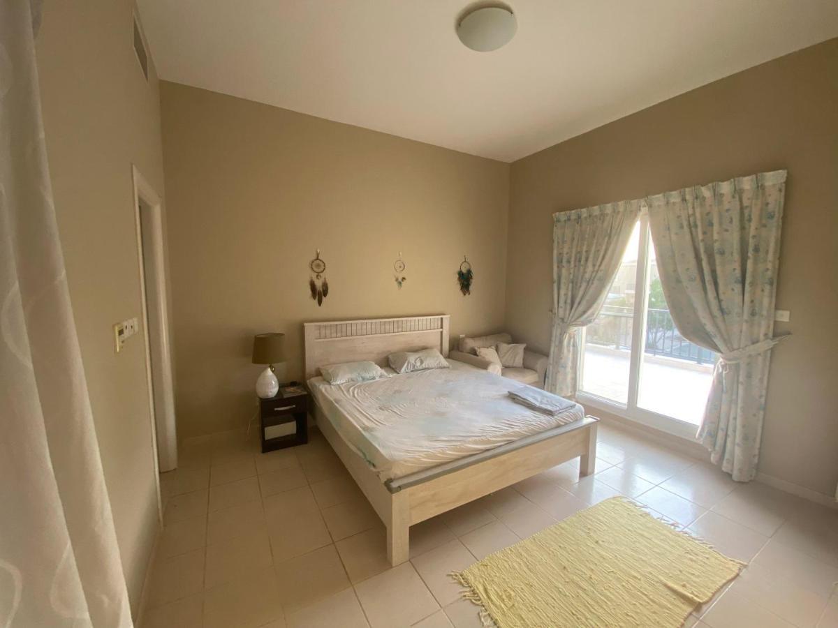 Spacious 4-bedroom Villa, Children Friendly Dubái