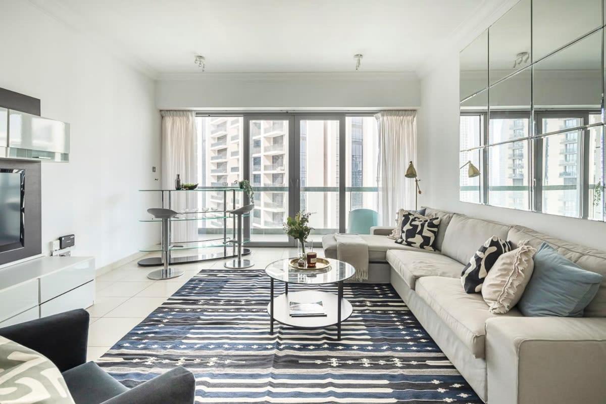 Frank Porter - 8 Boulevard Walk * Dubai