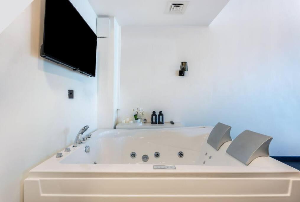 Unique Studio With Jacuzzi *