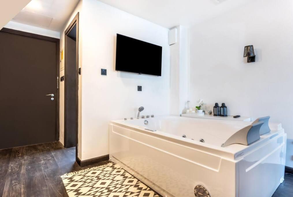 Unique Studio With Jacuzzi Dubai