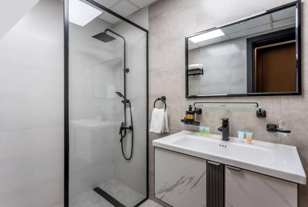 Unique Studio With Jacuzzi Apartment *