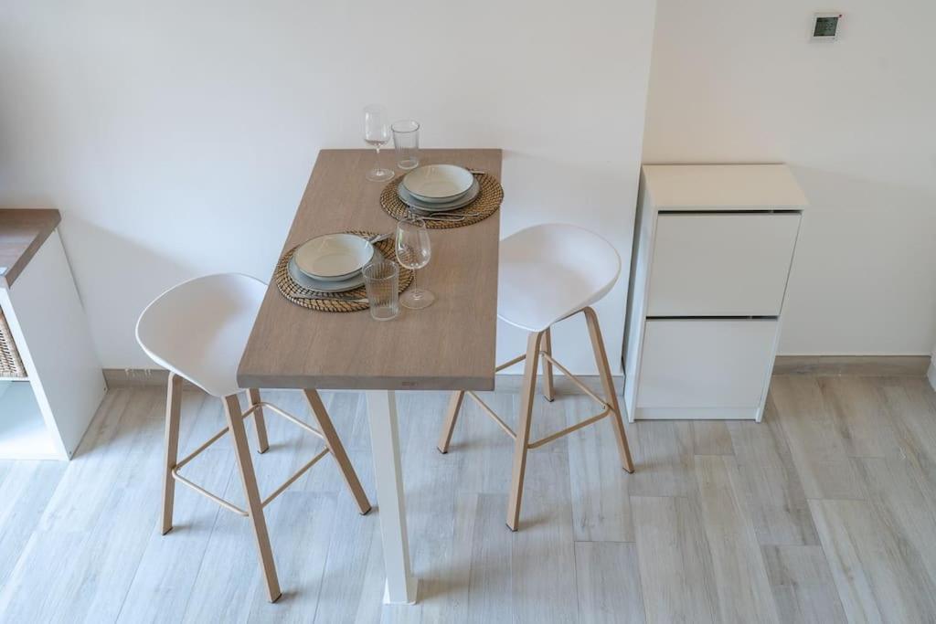Charming Loft With Spacious Terrace In Jvc Apartemen