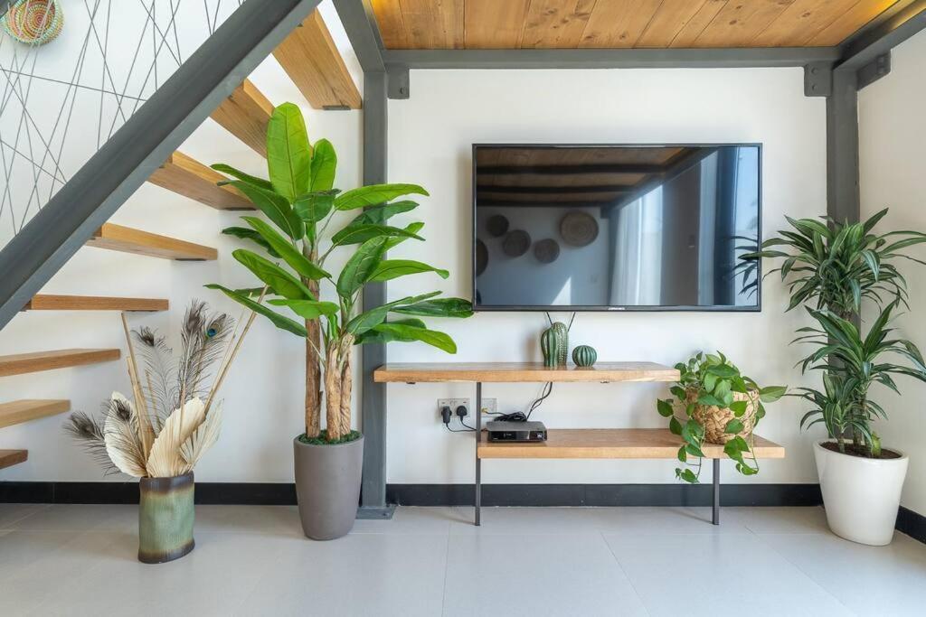 Tropical Loft With Working Station In Jvc