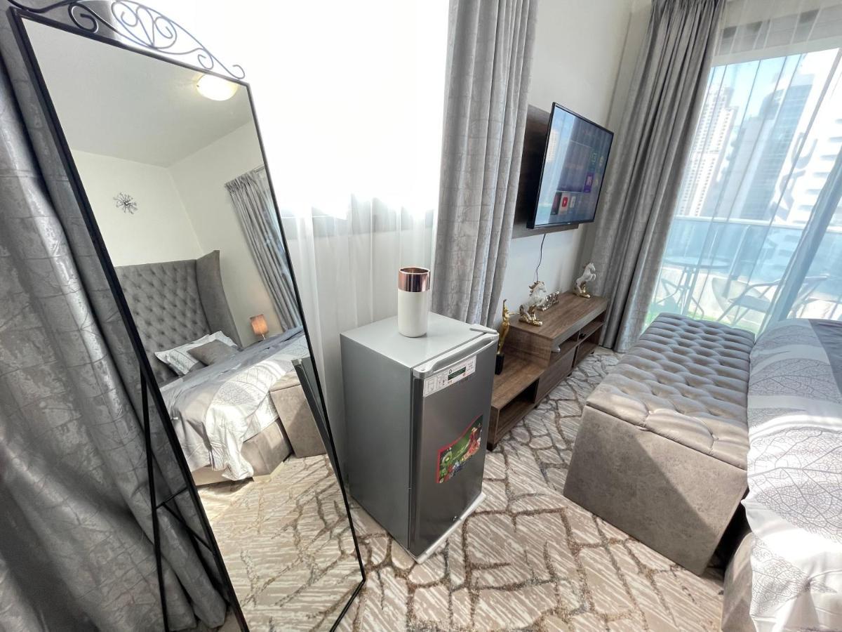 Habitación en casa particular Luxury With Marina View Close To Jbr And Metro With Shared Kitchen *