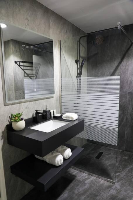 Deal!!! Brand New 1 Bed In The Heart Of Marina