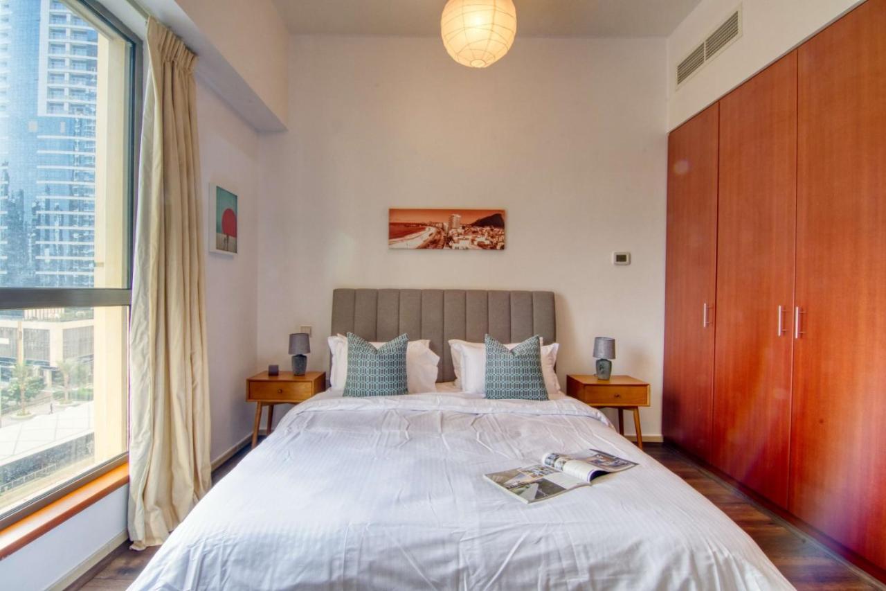 Apartemen Alluring 2-br Apt Near Beach At Sadaf 1 With Marina View
