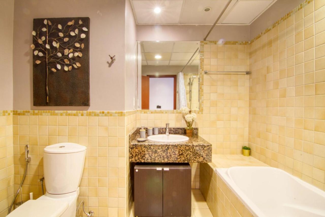 Alluring 2-br Apt Near Beach At Sadaf 1 With Marina View Apartemen