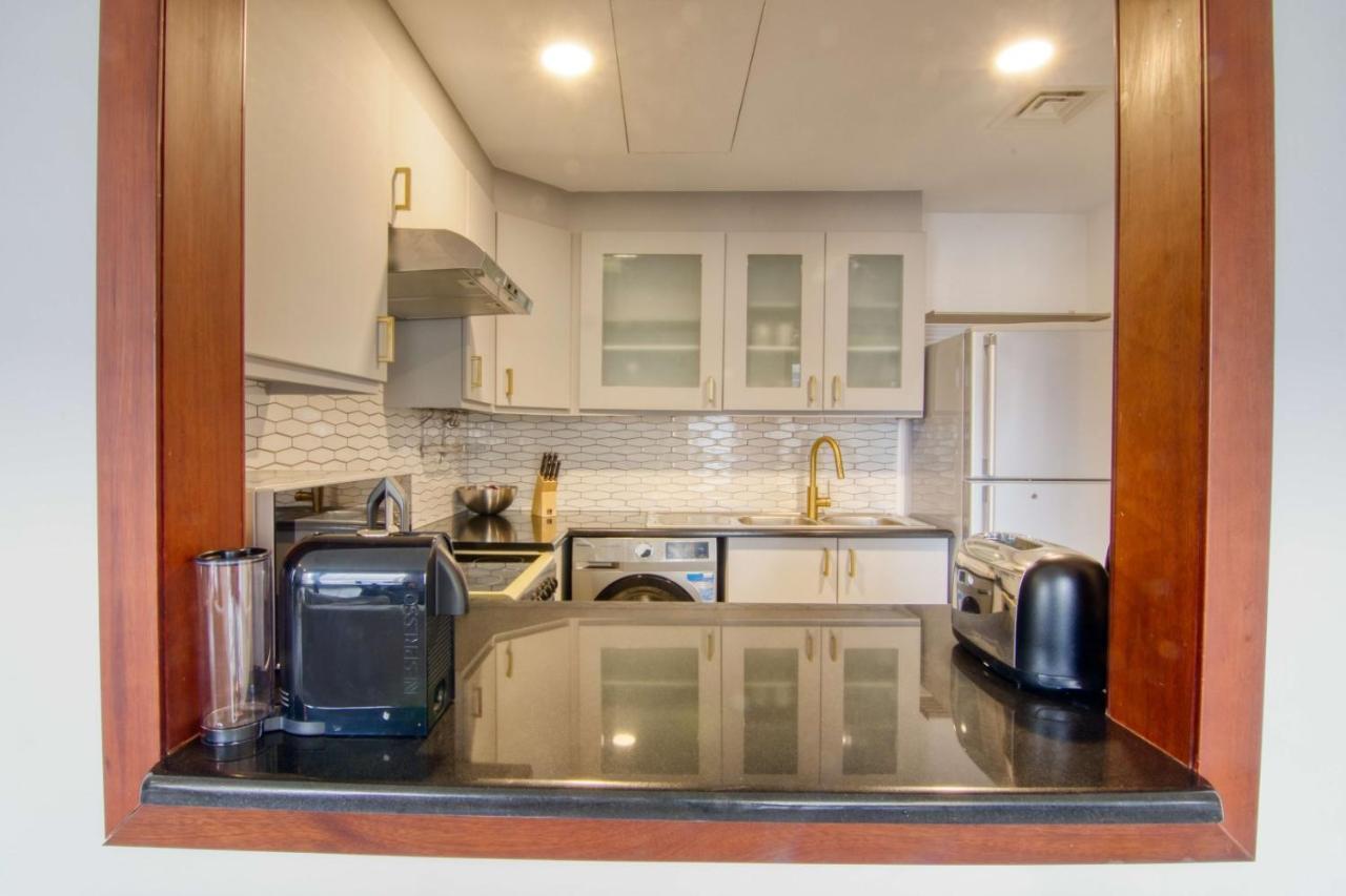 Apartemen Alluring 2-br Apt Near Beach At Sadaf 1 With Marina View *