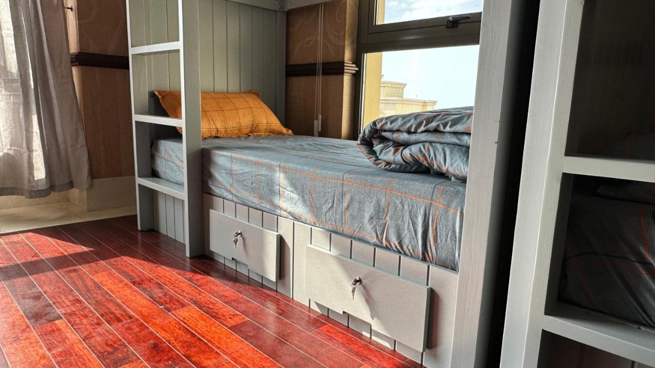 Neyar Beach Vibes - The Penthouse Hostal Dubái