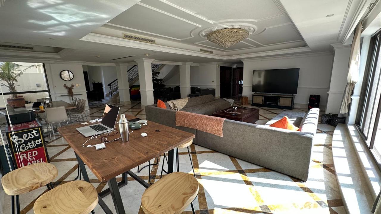 Neyar Beach Vibes - The Penthouse Hostal Dubái