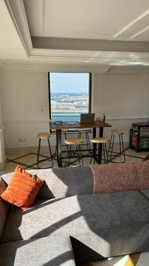 Neyar Beach Vibes - The Penthouse Hostal Dubái