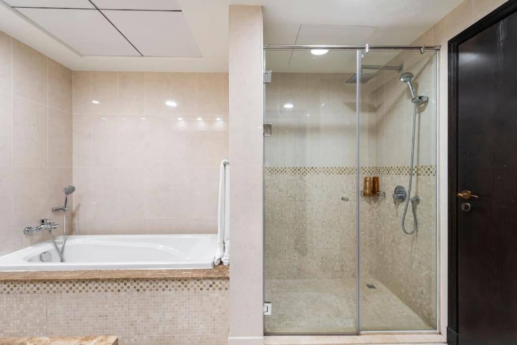 Balqis Residense Palm Jumeirah,pool, Beach, Floor, Full Sea View, Restaurants Appartement